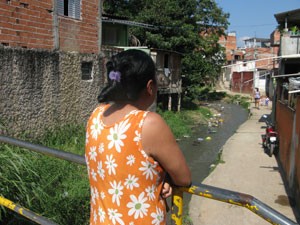Moradora afirma, no Parque Santo Antônio, "só Deus" pode proporcionar segurança (Foto: Márcio Pinho/G1)