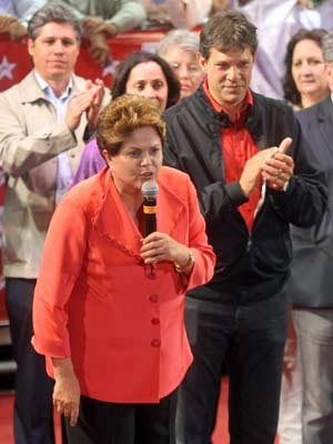 A presidente Dilma Rousseff, acompanhada do ex-presidente Luiz Inácio Lula da Silva (e), participa de comício da campanha do candidato do PT à Prefeitura de São Paulo, Fernando Haddad (d), em Guaianases, na zona leste de São Paulo, nesta segunda-feira. (Foto: José Patrício/AE)
