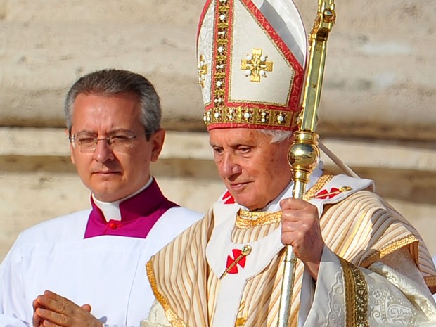 O papa Bento XVI canonizou sete novos santos neste domingo (21). (Foto: TIZIANA FABI / AFP)