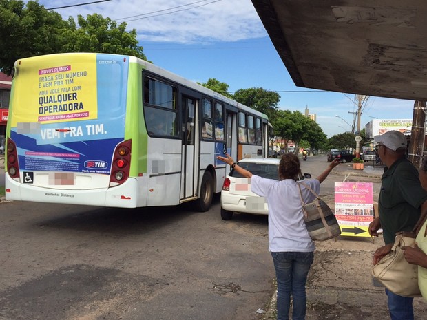 Cabeleireira Sônia Gomes ficou revoltada após ônibus lotado passar direto, em Goiânia (Foto: Murillo Velasco/G1)