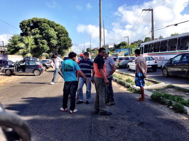 Presos algemados ficaram no meio da rua durante protesto de policiais civis em Natal (Foto: Matheus Magalhães/Inter TV Cabugi)