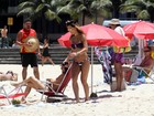 Sabrina Sato exibe seu corpão na praia do Leblon, no Rio