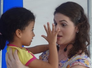 Criança interage com atriz durante espetáculo (Foto: Assessoria de Imprensa / Palco de Reciclagem)