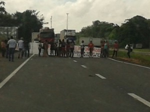 Esposas e familiares de detentos protestam na rodovia BR-316 (Foto: Divulgação / PRF)
