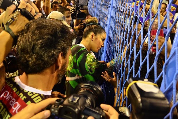Claudia Leitte com os fãs na Sapucaí (Foto: Roberto Teixeira/EGO)