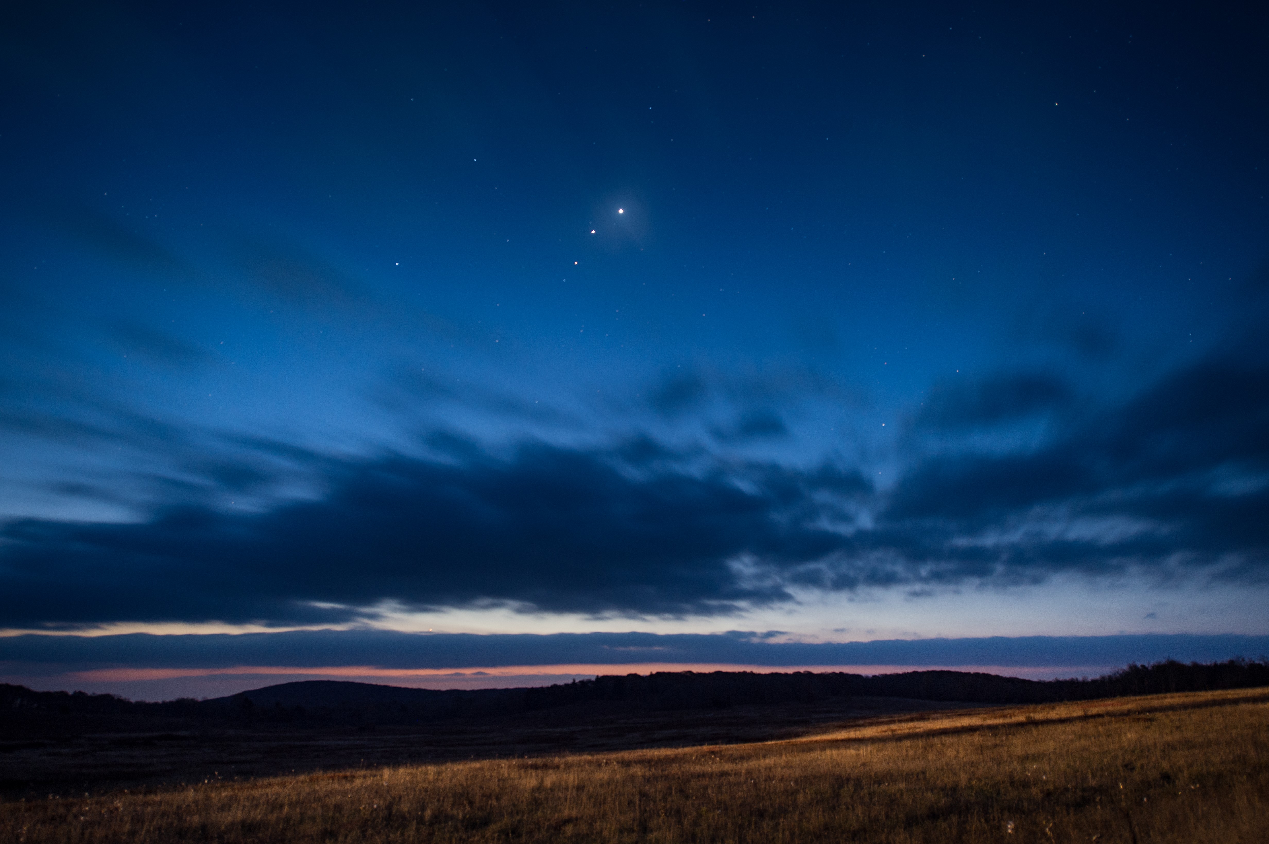 Já no dia 23 de outubro, fotógrafo registrou os três planetas bem próximos (no centro da foto). Imagem foi tirada no estado de Virgìnia, EUA (Foto: John Williams | flickr | creative commons)