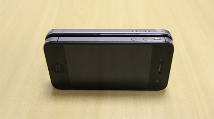 Comparação entre laterais do Hiphone Bk-and 335 e iPhone 4S. A cópia inclui até entradas falsas, para imitar o aparelho original Apple (Foto: Isadora Díaz/TechTudo) Comparação entre laterais do Hiphone Bk-and 335 e iPhone 4S. A cópia inclui até entradas falsas, para imitar o aparelho original Apple (Foto: Isadora Díaz/TechTudo)