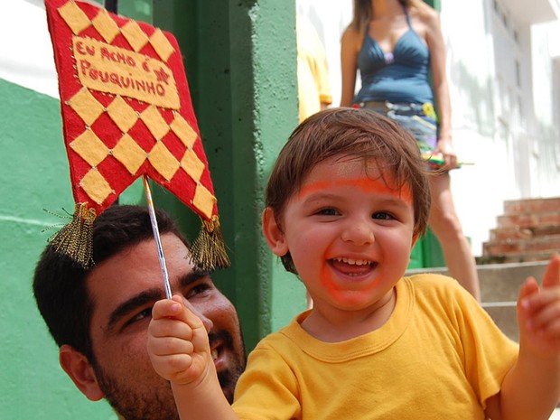 Pequeno folião segura o estandarte do bloco 'Eu Acho é Pouquinho', versão infantil do 'Eu Acho é Pouco', no carnaval de Olinda nesta segunfa-feira (20). retratos* (Foto: Vitor Tavares / G1)