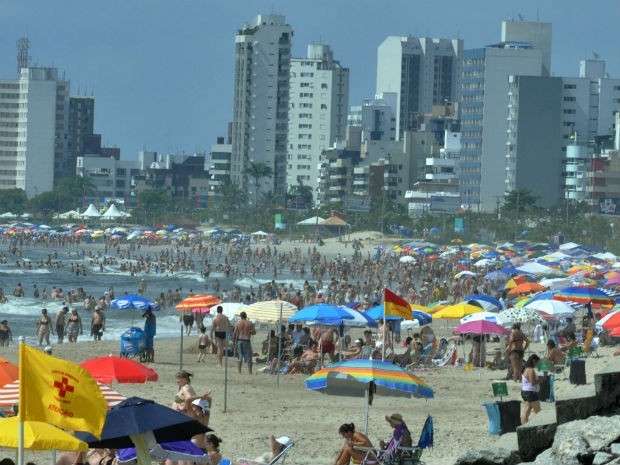 Aproximadamente 2,5 milhões de turistas devem passar pelas praias do Paraná na temporada de 2014 (Foto: Chuniti Kawamura/AENoticias/Divulgação)