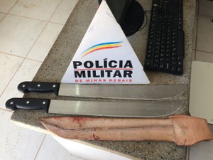 Facões e armas apreendidas depois do crime (Foto: PMMG/Divulcação)