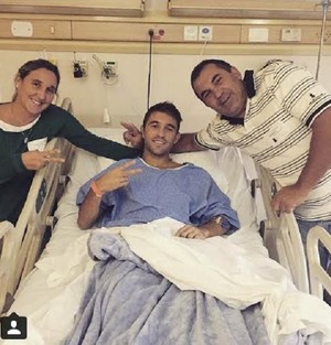 Allione passa por cirurgia no joelho e foca recuperação: 