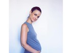 Carolina Kasting exibe barriga de grávida: 'Já comecei a perder roupas'