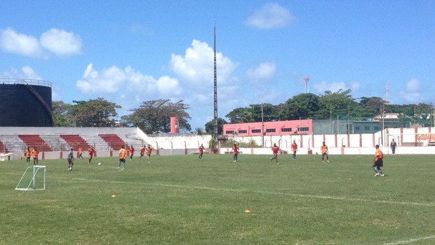 Roberval fez seu primeiro treino tático visando o Treze  (Foto: Henrique Pereira/ Globoesporte.com)