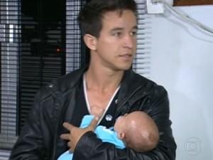 Bebê volta para os braços do pai (Foto: Reprodução/TV Globo)