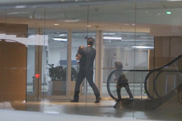 Murilo Rosa e filhos no estacionamento de shopping (Foto: Delson Silva / Agnews)