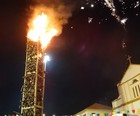 Frades acendem fogueira de 12m em Caruaru, PE (André Hilton/ TV Asa Branca)