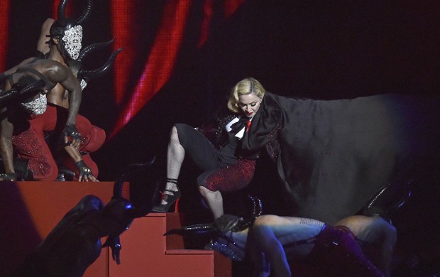 Madonna leva tombo durante show no Brit Awards 2015 (Foto: Toby Melville/Reuters)