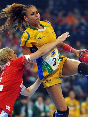ALEXANDRA   brasil x dinamarca semifinam mundial handebol   (Foto: AFP)