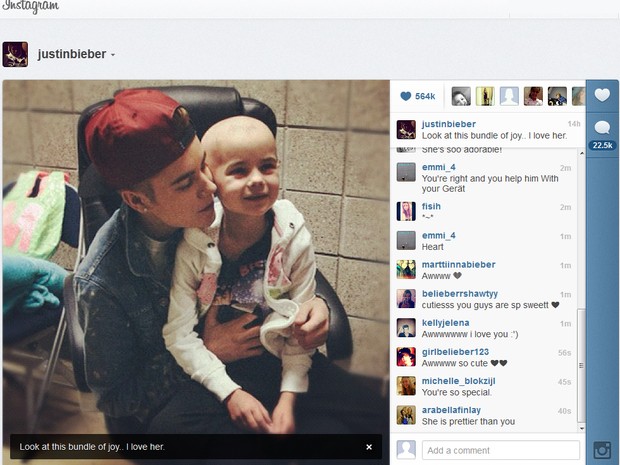 Imagem postada por Justin Bieber em seu perfil no Instagram no domingo (6), abraçado a uma fã de 7 anos com leucemia, segundo o site TMZ (Foto: Reprodução/Instagram)