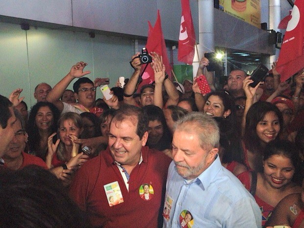 Lula é recebido por militantes do PT no Acre (Foto: Caio Fulgêncio/G1)