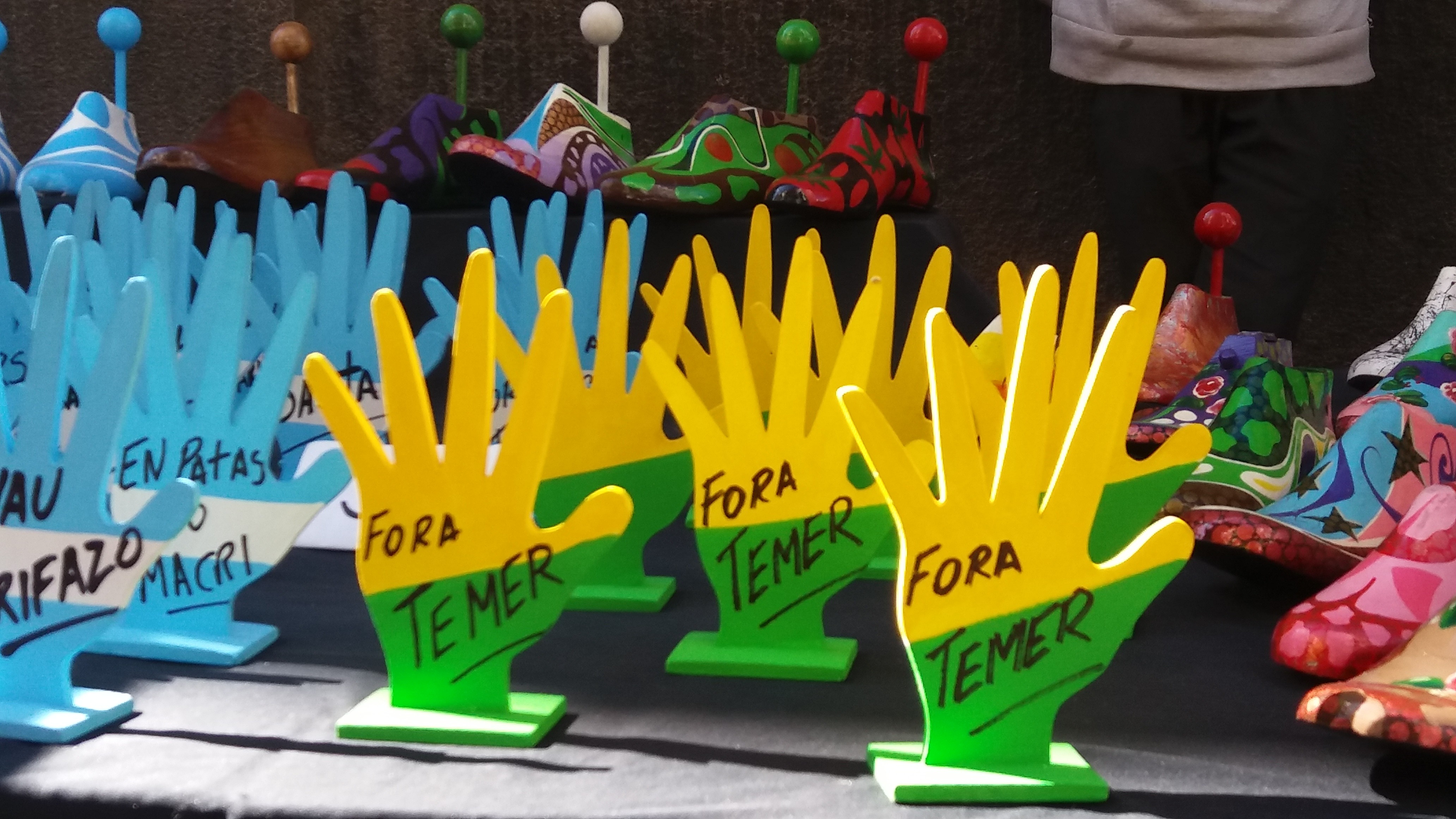 As esculturas com 'Fora, Temer'