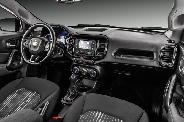 Cabine da Toro tem materiais de acabamento menos requintados do que os do Jeep Renegade (Foto: DivulgaÃ§Ã£o)