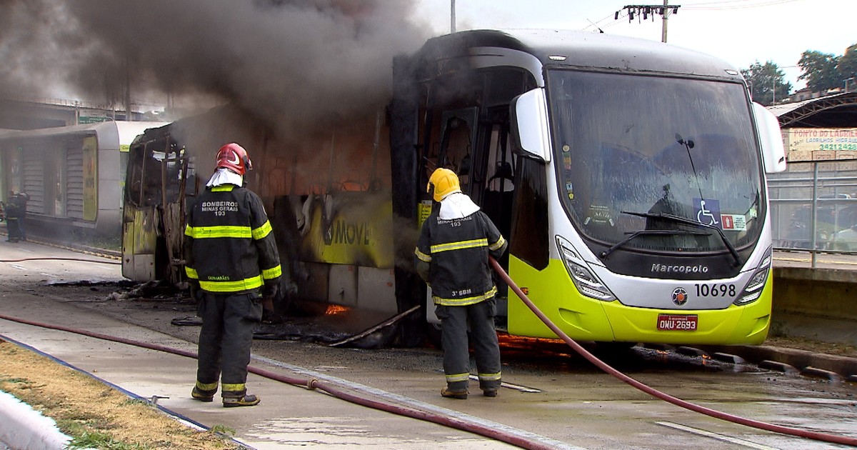 G1 BH 8h15 Ônibus do Move pega fogo na Avenida Antônio Carlos