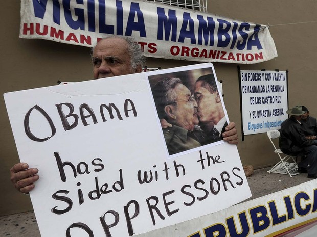 Obama ficou do lado dos oprressores, diz cartaz exibido em manifestação contra a visita do presidente americano a Cuba (Foto: REUTERS/Carlo Allegri)