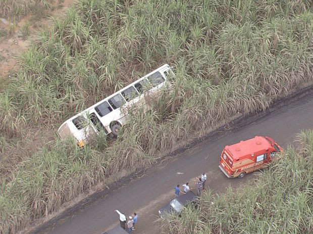 Corpo de Bombeiros enviou equipes para ajudar no resgate dos feridos (Foto: Reprodução / TV Globo)