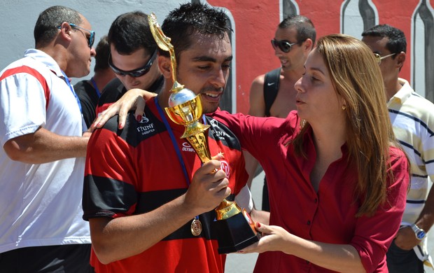 Rodrigo Gama e Patricia Amorim com a taça do Torneio Cidade Maravilhosa de futebol de areia (Foto: Divulgação/Flamengo)