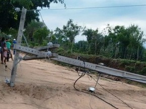 Postes caíram em povoado na zona rural de Retirolândia, na Bahia (Foto: Retiro Notícias) Postes caíram em povoado na zona rural de Retirolândia, na Bahia (Foto: Retiro Notícias)