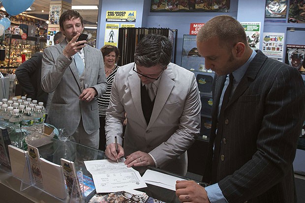 Welker fotografava Everhart, enquanto este assina o documento que consumou a união homoafetiva durante o lançamento da HQ que mostrou o casamento do mutante Northstar, da Marvel (Foto: Adrees Latif/Reuters)