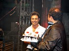 Zezé Di Camargo ganha bolo e parabéns com a namorada no palco