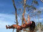 Jaque Khury posa de biquíni e se balança em árvore no Ceará