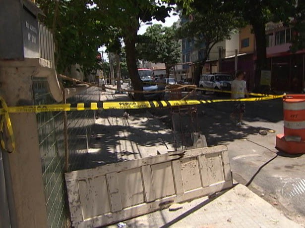 Calçadão que fica na frente do prédio foi isolado  (Foto: Reprodução/TV Bahia)