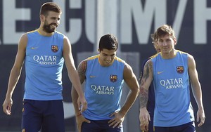 Piquè, Luis Suárez e Messi treino Barcelona (Foto: EFE/Toni Albir)