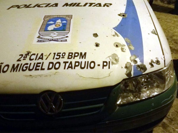 Carro da polícia foi alvejado pelos bandidos (Foto: Francisco Alves/Portal Samita)