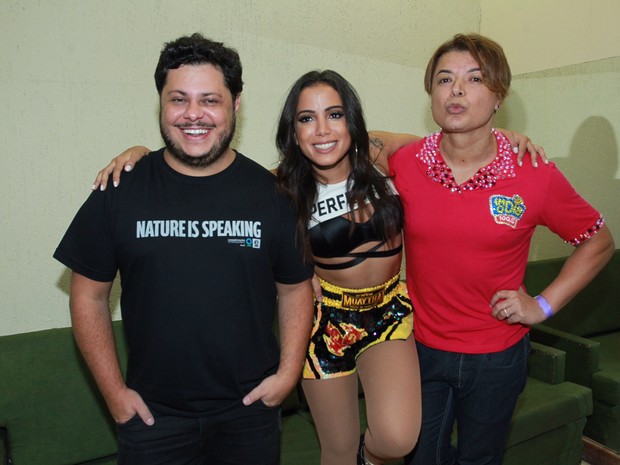 Anitta com Marcus Majella e David Brazil em bastidores de show na Zona Sul do Rio (Foto: Marcello Sá Barretto/ Ag. News)