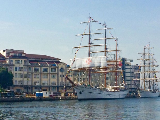 Fila para visitação à Casa de Portugal, instalada em navio histórico que está ancorado no Rio (Foto: Flávia Mantovani/G1)