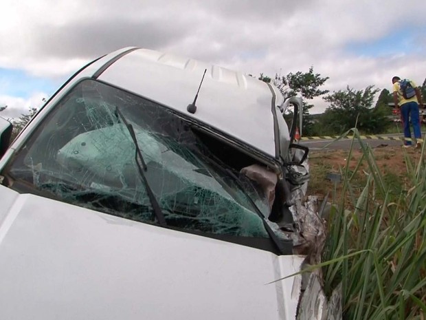 Imagem da frente do carro envolvido no acidente em Vitória da Conquista (Foto: Imagens/Tv Sudoeste)