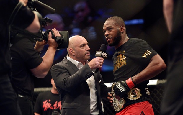 MMA - UFC 172 - Jon Jones e Joe Rogan (Foto: Reuters)