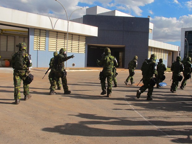 Homens do Exército ocupam área após ocorrer a explosão (Foto: Káthia Mello/G1)