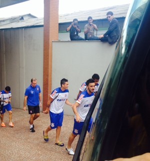 Torcida festeja ida do Timão à Arena da Amazônia e grita o nome de Sheik