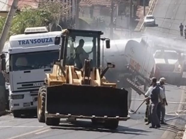 Bombeiros fizeram o rescaldo nos tanques de combustível (Foto: reprodução/TV Tem) Bombeiros fizeram o rescaldo nos tanques de combustível (Foto: reprodução/TV Tem)