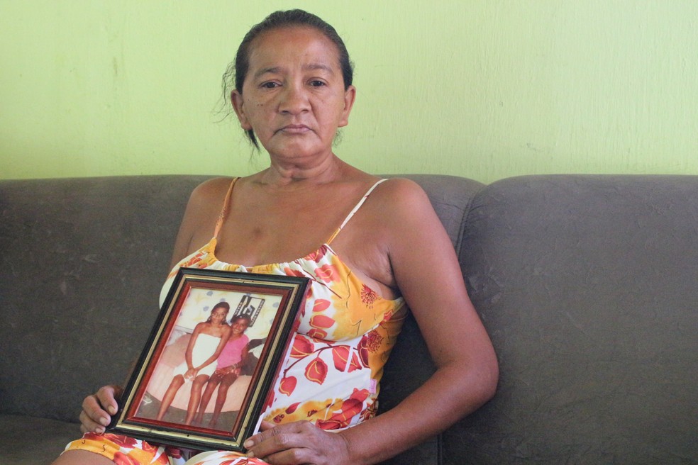  Maria de Fátima Pereira perdeu duas filhas com rompimento da barragem (Foto: Pedro Santiago/G1)