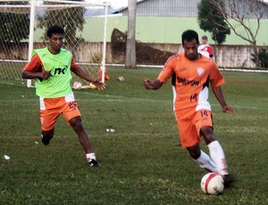 Mizael (de colete) e Nathan, jogadores do Noroeste, em coletivo (Foto: Thiago Navarro/EC Noroeste)