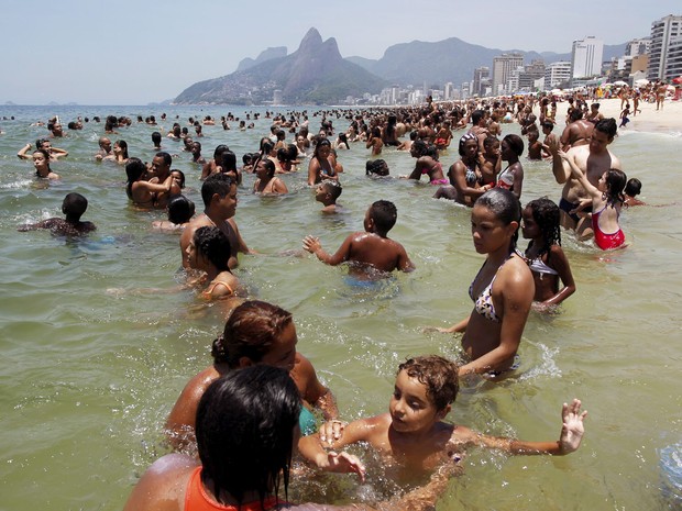 Cariocas e turistas lotam a praia de Ipanema. (Foto: Custodio Coimbra/Agência O Globo)