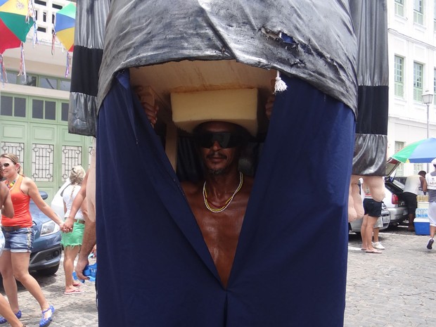 Nino Magalhães estreia no carnaval de Olinda na função de carregador de boneco gigante (Foto: Penélope Araújo / G1)