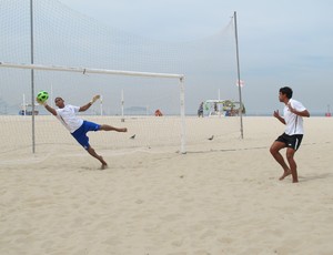 Mundialito de Clubes futebol de areia Mão e Bruno Malias Corinthians e Santos (Foto: Ana Carolina Fontes / Globoesporte.com)