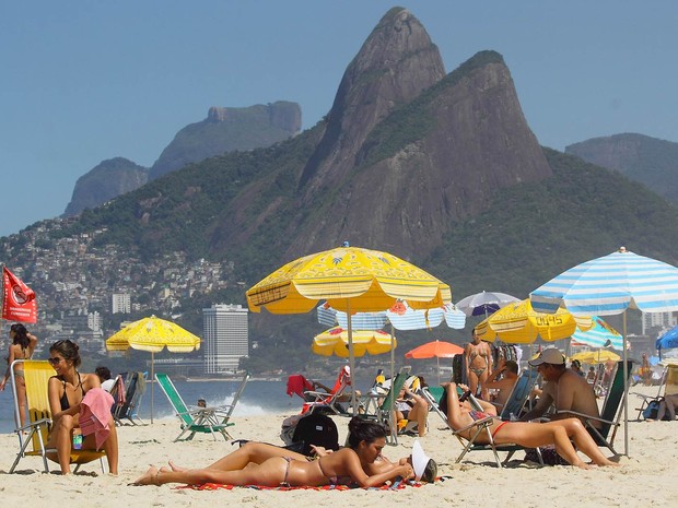 Movimentação de banhistas na praia de Ipanema, na zona sul do Rio de Janeiro (Foto: Ellan Lustosa/Código19/Estadão Conteúdo)